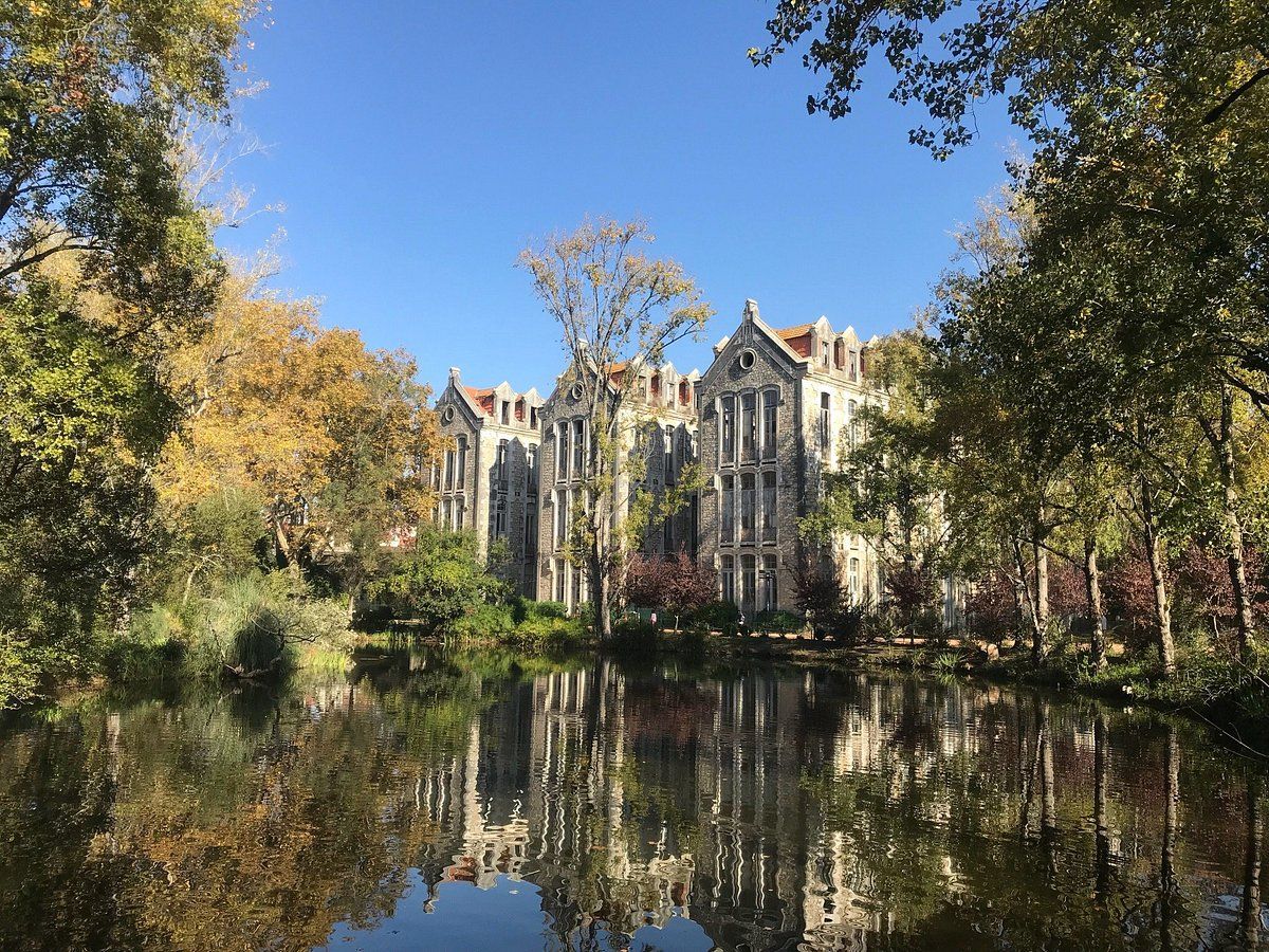Parque D. Carlos I — the old thermal hospital on the lake