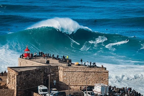 A mountain of water at Praia do Norte