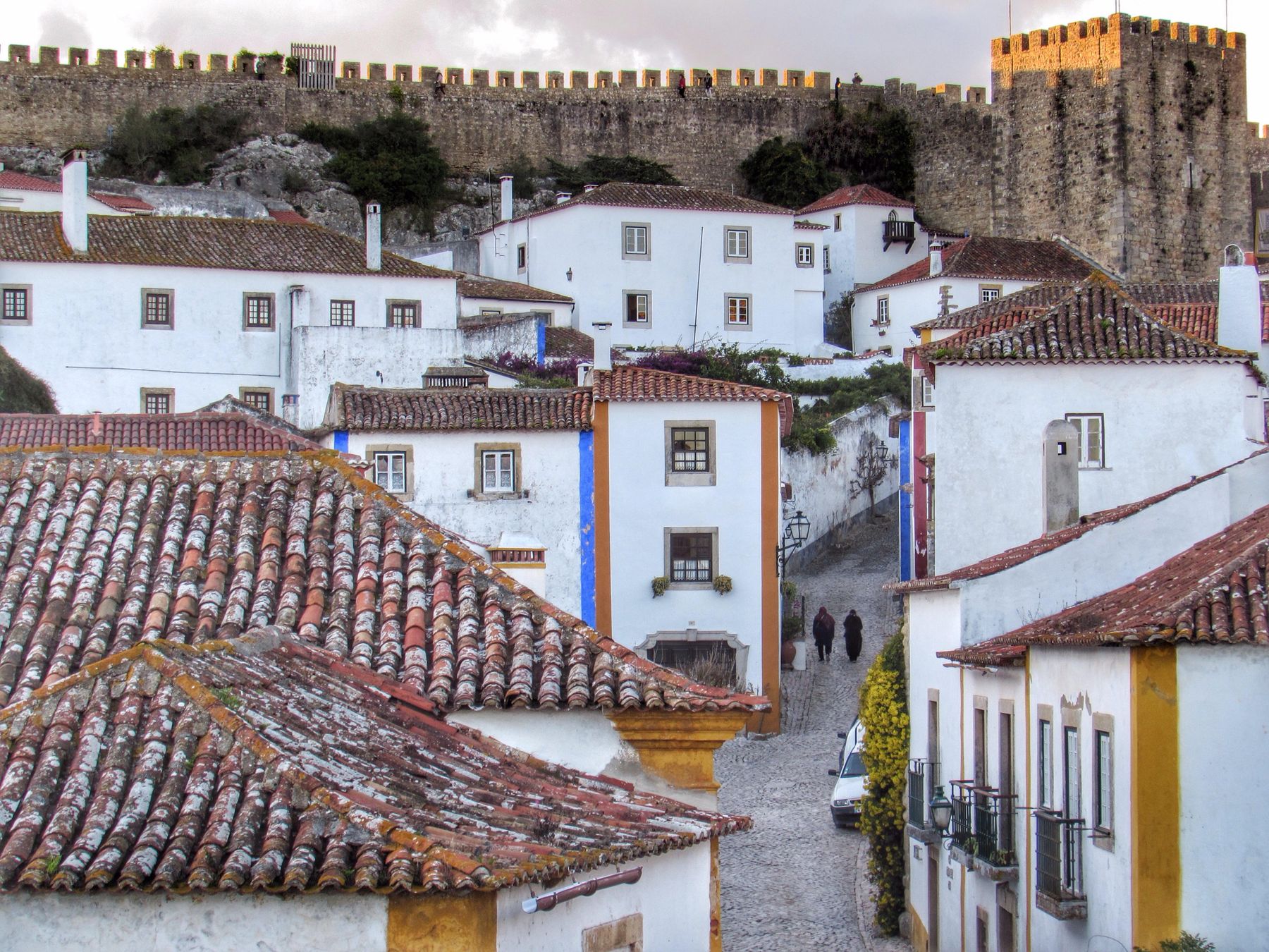 Calçada lanes below the wall